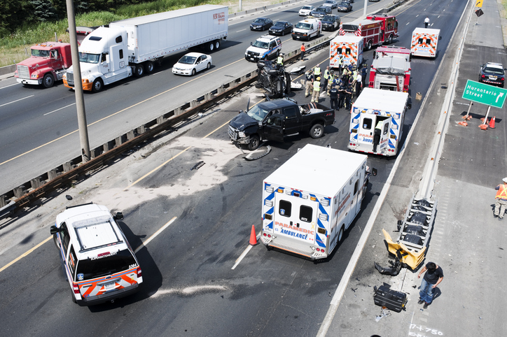 Accident de circulație, mașini, pompieri, poliție, serviciu de salvare