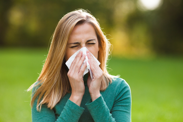 Rinită alergică, neinfecțioasă, femeia de afară este răcită, strănută