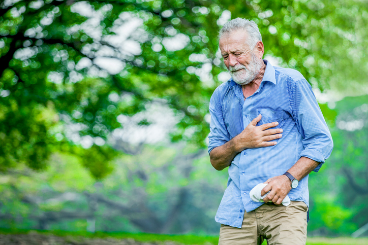 Un domn în vârstă are probleme cardiace în timpul mersului pe jos