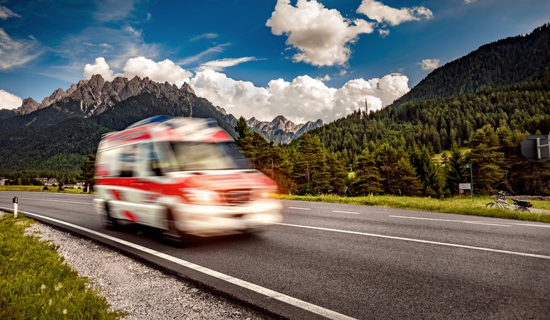 Ambulanță ambulanță de conducere de-a lungul drumului.