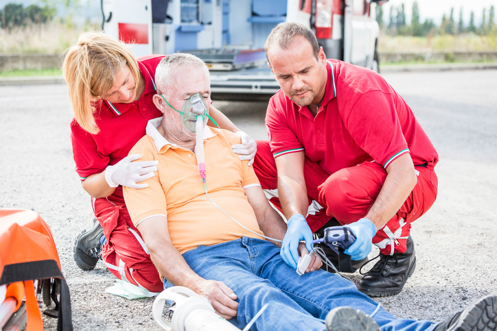 paramedici lângă un pacient prăbușit