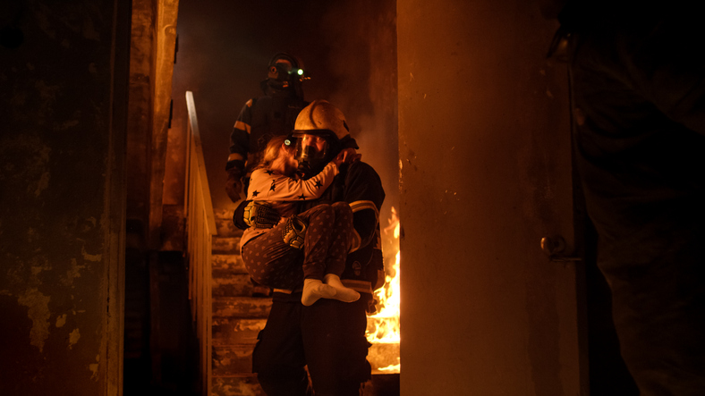 incendiu în casă, pompierii scot copilul în brațe