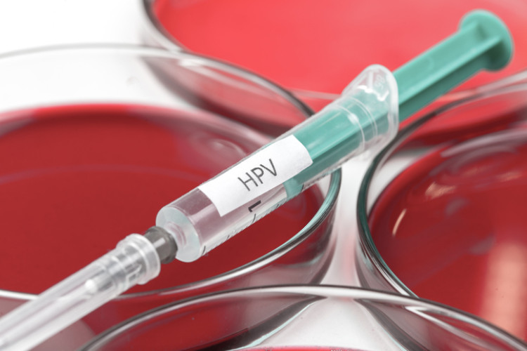 seringă cu vaccin HPV