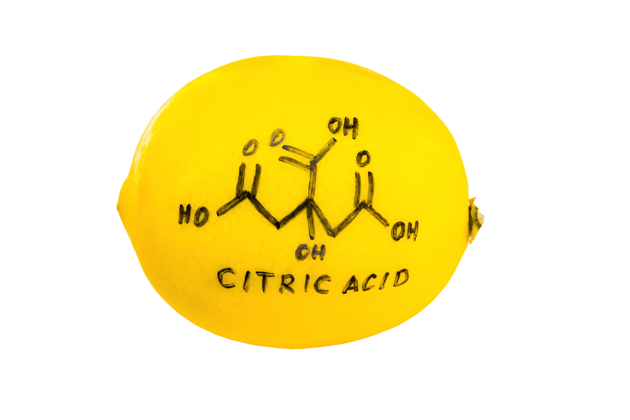 Formula acidului citric scrisă cu marker pe o lămâie