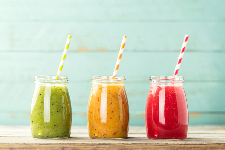 Trei paie colorate pentru smoothie de fructe - verde, galben și roșu