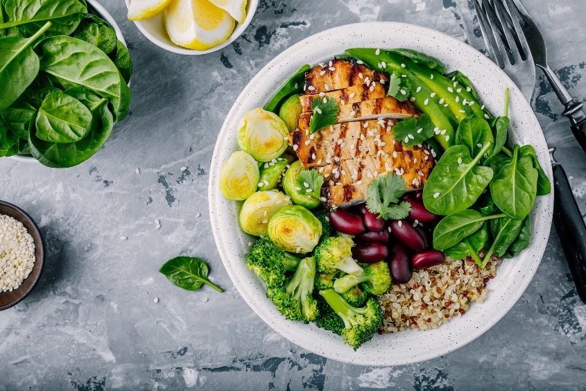 Exemplu de masă principală completă: pui slab și fasole (proteine), multe legume (fibre și nutrienți), jumătate de avocado (grăsimi) și quinoa (carbohidrați complecși).