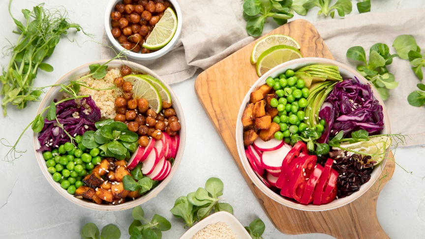 Exemplu de cină: poké bowl: proteine (pui/tofu/pui), quinoa/orez, fasole edamame și legume proaspete.