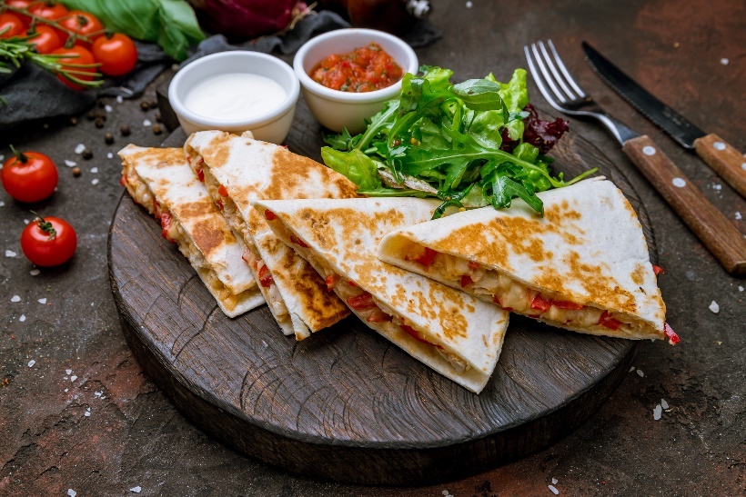 Exemplu de prânz: quesadilla la cuptor cu carne/fasole și legume. garnitură cu sos de roșii și legume proaspete.