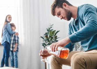 Alcoolismul: o problemă comună în familie? Cauze, simptome și etape