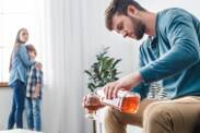 Alcoolismul: o problemă comună în familie? Cauze, simptome și etape